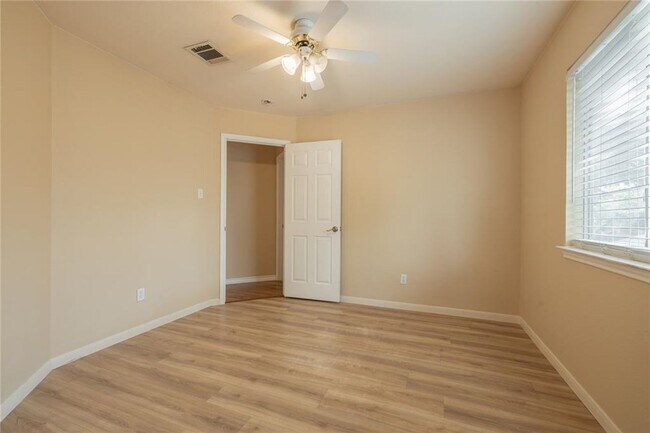 Building Photo - No Carpet! Tons of Space! Beautiful backyard with large covered patio!