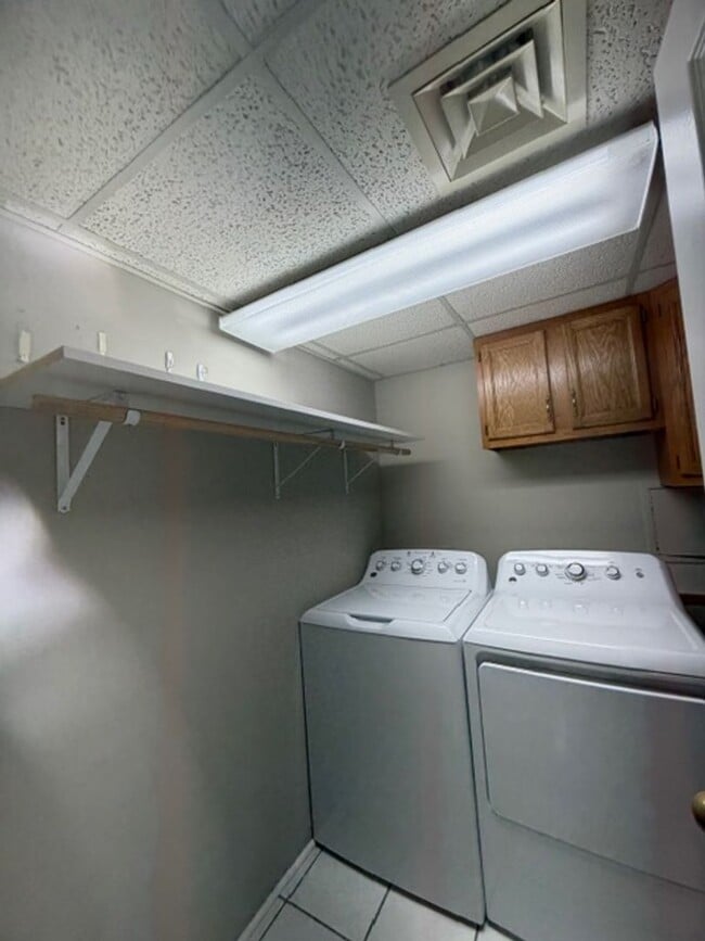 Building Photo - Knoxville Lovell Road Area 3 Bedroom 2.5 Bath with Garage Lawn Maintenance and Trash Pick up incl...