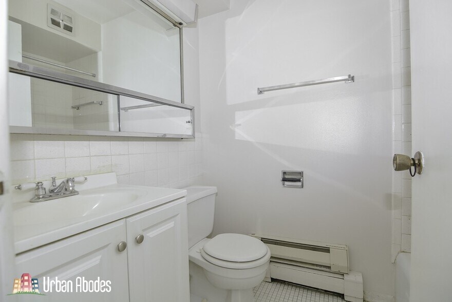 Building Photo - 648 W Wrightwood Ave