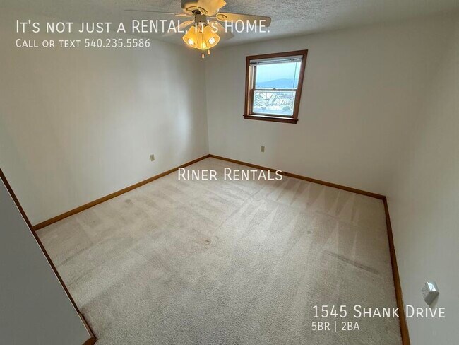 Building Photo - 1545 Shank Dr