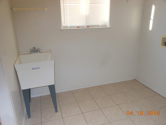 Building Photo - 14 Lola Ct