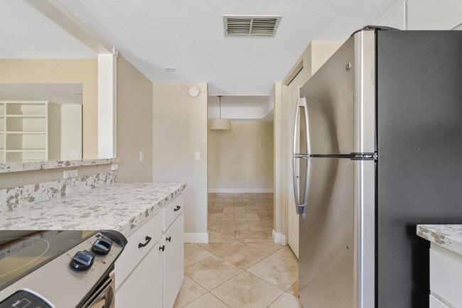 Building Photo - 2232 W Lindner Ave