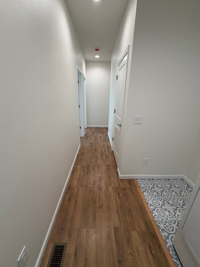 Building Photo - 3 Bedroom | 2 Bathroom | 1 Car Garage | Springfield MO!