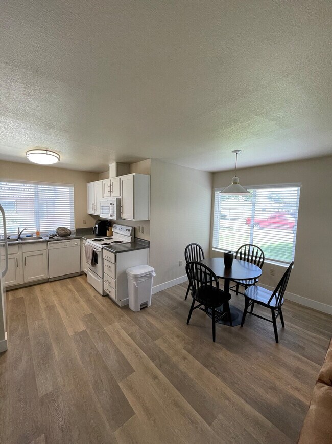 Building Photo - 604 N Columbia Center Blvd