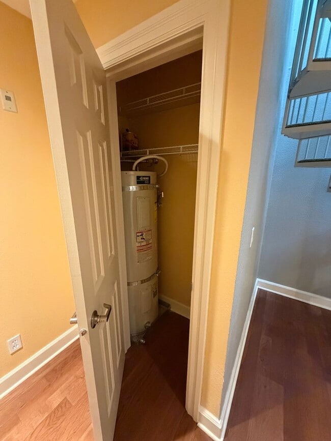 Building Photo - WONDERFUL COLUMBIA SHORES CONDO!