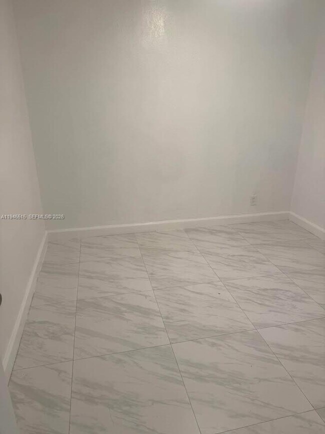 Building Photo - 2025 Madison St