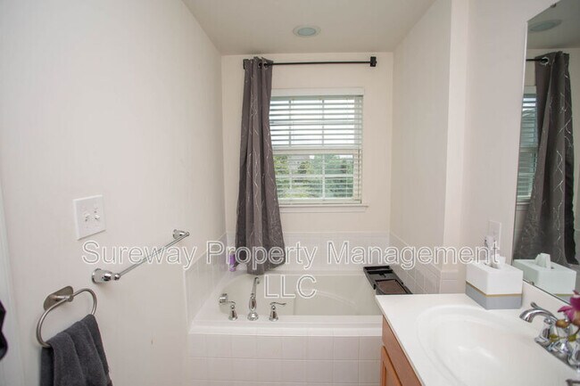 Building Photo - 172 Fela Dr