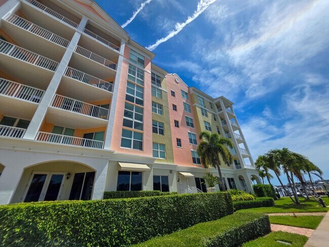 Building Photo - 806 E Windward Way