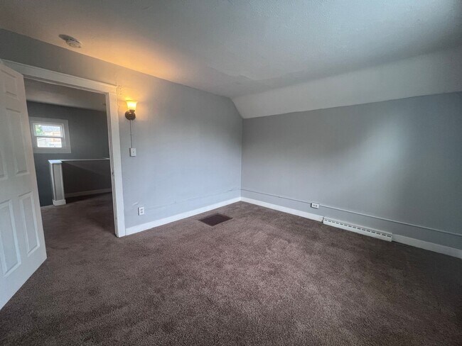 Building Photo - Two Bedroom Home - NE Side of Grand Rapids!