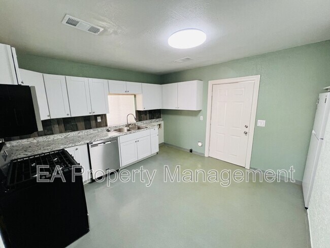 Building Photo - 1402 Phoenix Ave NW