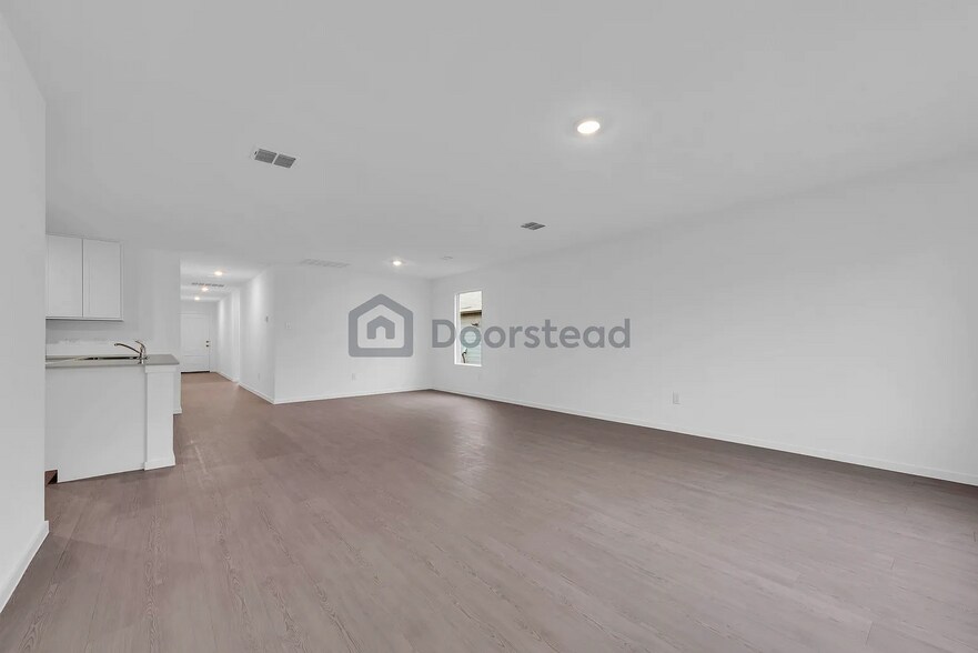 Building Photo - 3012 Yellow Pine Ave