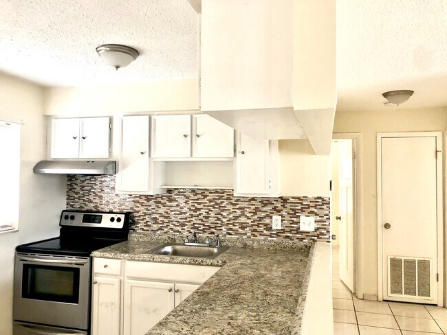 Building Photo - BUENAVENTURA LAKES - 2 BEDROOM, 2 BATHROOM HOUSE