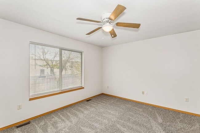 Building Photo - Spacious 3 bedroom 1 1/2 bath townhouse in...