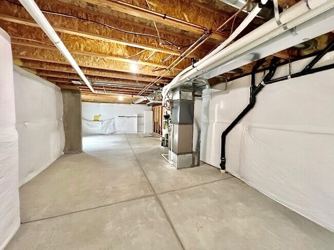 Building Photo - FABULOUS 4 BEDROOM HOME IN EASTVIEW ESTATES!!