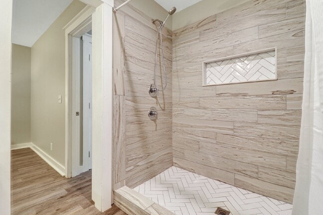 Building Photo - Charming 3-Bedroom Home with Granite Count...