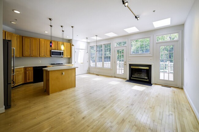 Building Photo - Tower Oaks First-Time Townhome in Rockville is Move-in Ready!