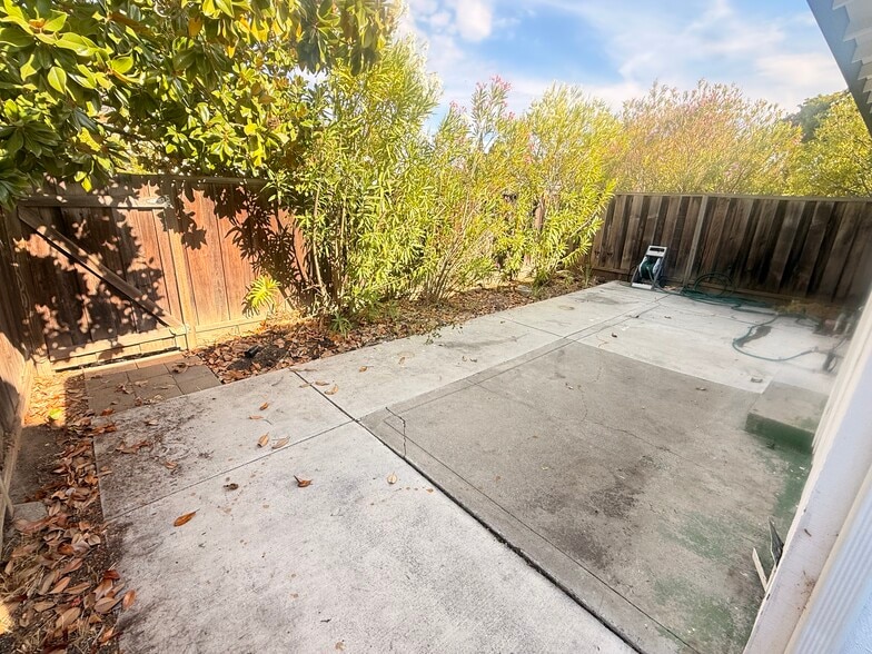Building Photo - 1371 Kingfisher Way