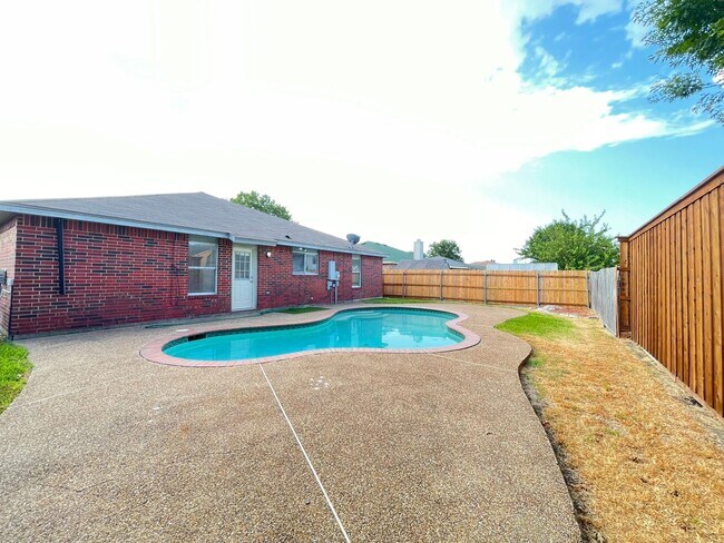 Building Photo - Pool, Pool, Pool