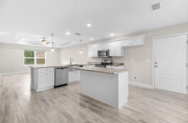 Building Photo - 13050 Hartung Ave