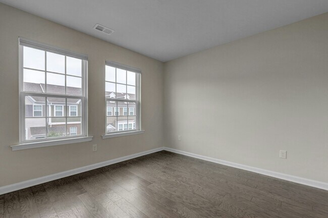 Building Photo - 704 Cottonwood Ct