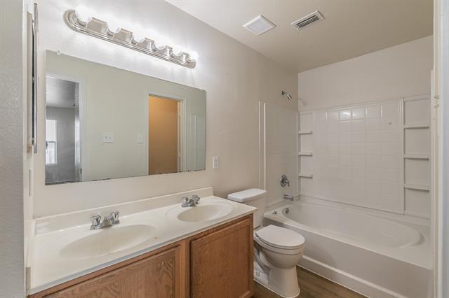 Building Photo - 213 Cres Ridge Dr