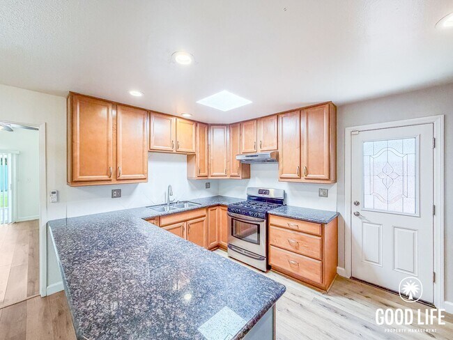 Building Photo - SD: Spacious 4BD/2BA Home in Clairemont with Large Turf Yard, Garage & In-Unit Laundry