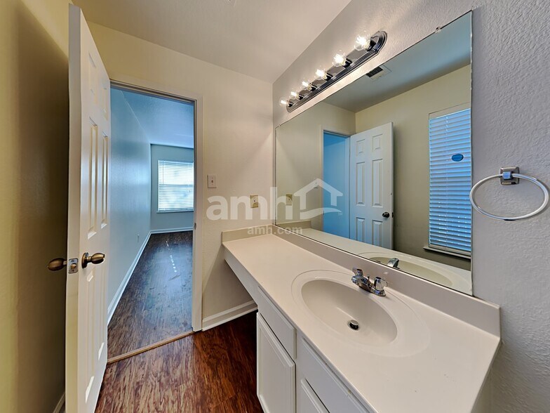 Building Photo - 2040 Bliss Rd