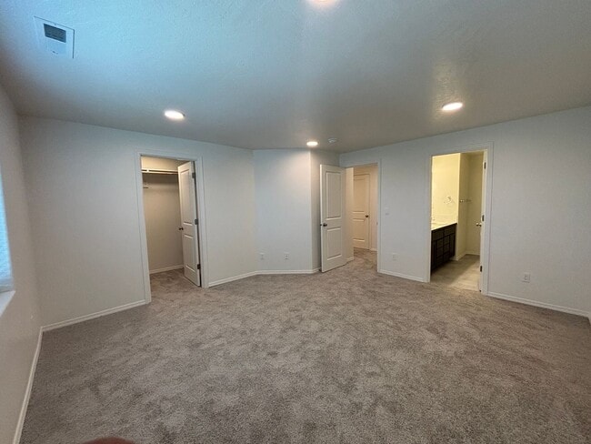 Building Photo - 3bd 2.5ba Townhome - Ready for Move-In