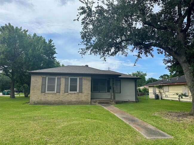 Building Photo - 2303 Oaklawn Dr