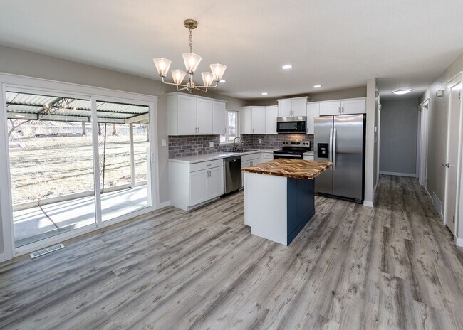 Building Photo - Newly Remodeled 5 Bed Home with Huge Yard