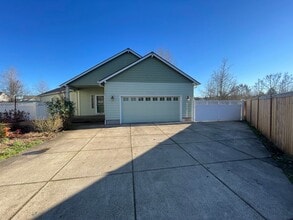 Building Photo - 3 Bedroom Home in North Albany!