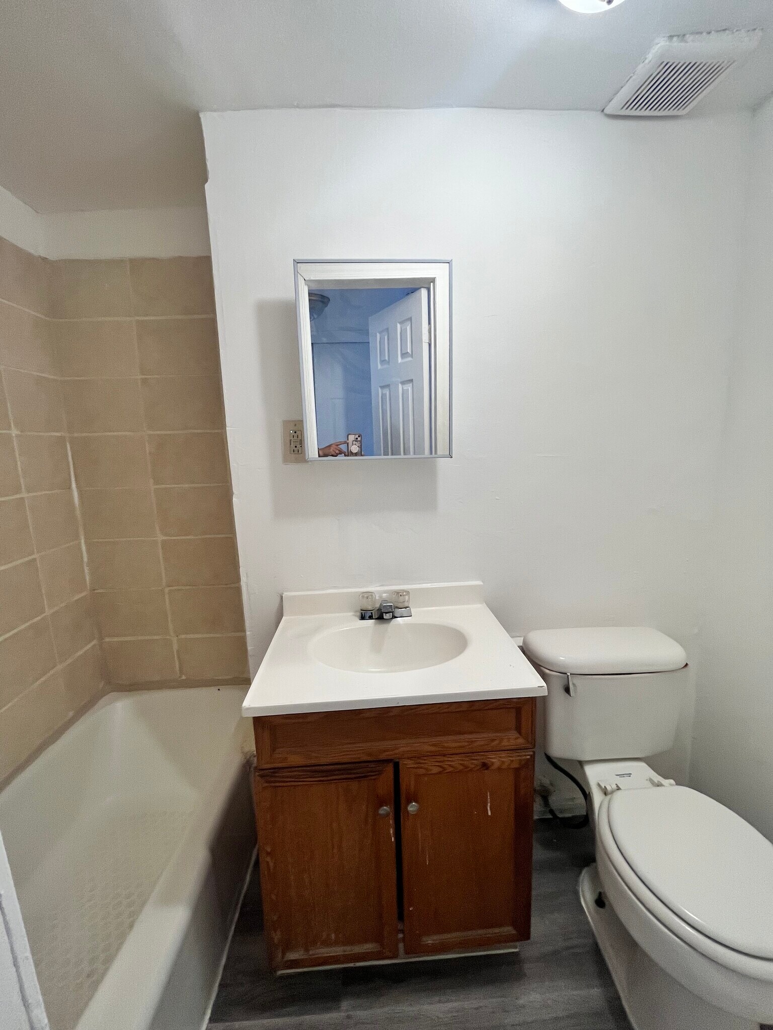 90 Armstrong Ave 1R - 88 Armstrong Ave