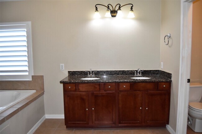 Building Photo - 18627 Summercliff Ln