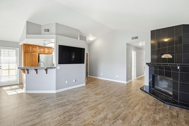 Building Photo - Beautifully Maintained 2 Bed / 2 Bath Home in Gated West Village Community