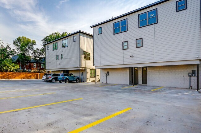 Building Photo - 2833 Forest Park Blvd