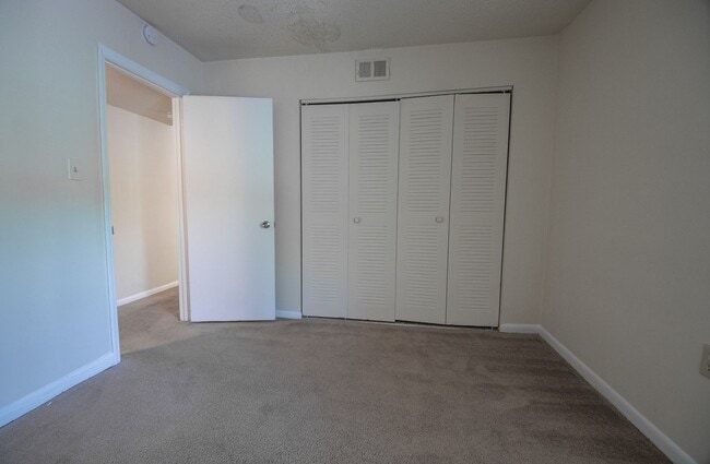 Building Photo - Charming Condo Living in the Heart of Chapel Hill!