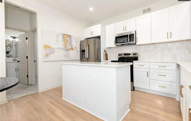 Building Photo - Spacious and Elegant 4 BR 3.5 BA Home in Olathe!