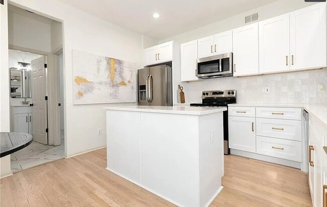 Building Photo - Spacious and Elegant 4 BR 4 BA Home in Olathe!