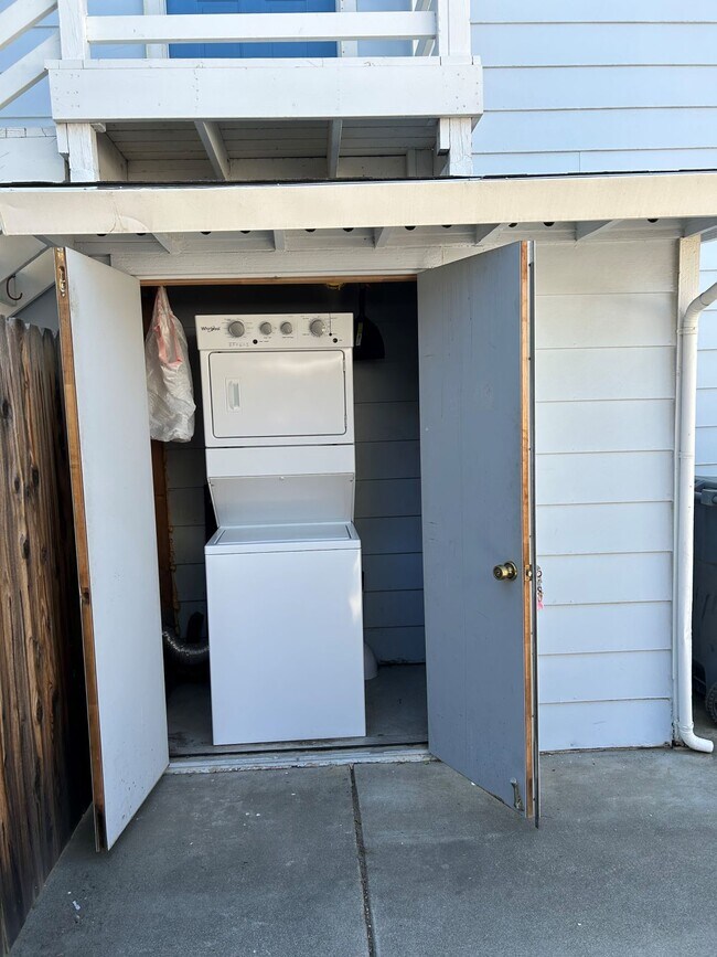 Building Photo - 204 Toyon Ln