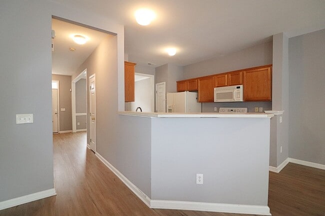 Building Photo - Great 3 Bed 2.5 bath townhome in Sunset Po...