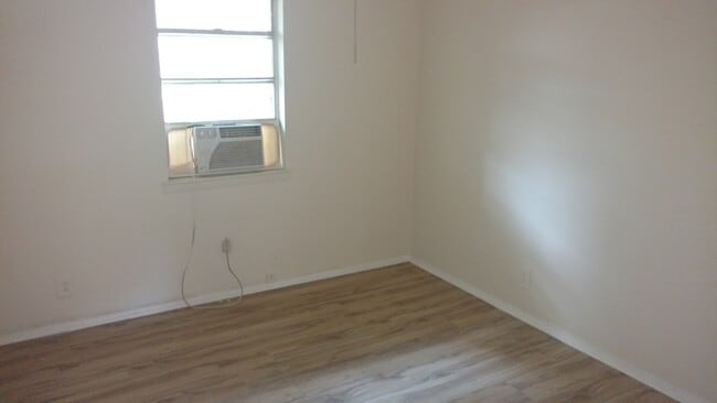 Building Photo - 3 bed 1 bath house. Available now.