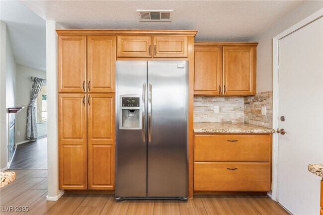 Building Photo - 4013 Madrone Dr