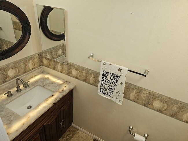 Building Photo - Remodeled 2bedroom 1.5 Bath Townhouse