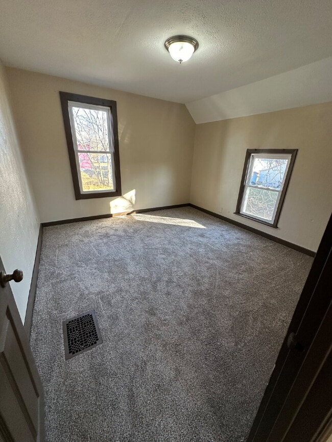 Building Photo - 1043 Vine St