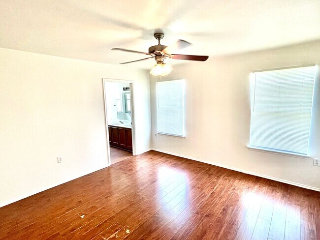 Building Photo - Home near downtown Austin and Airport!