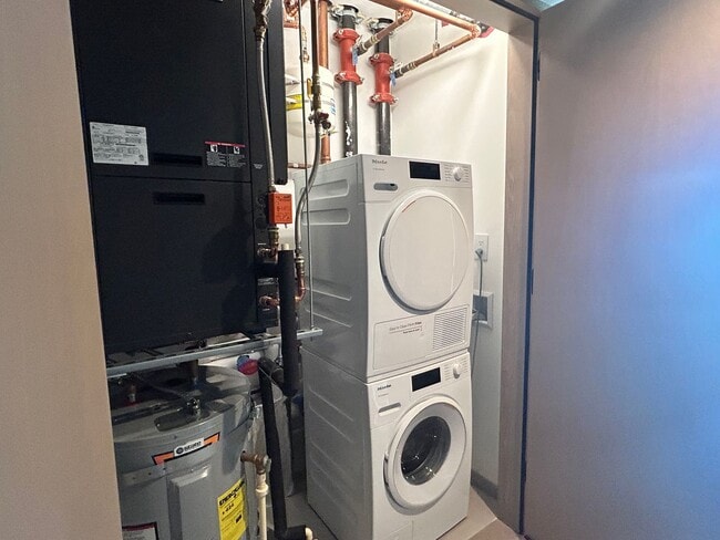 Building Photo - Upscale living With a View!