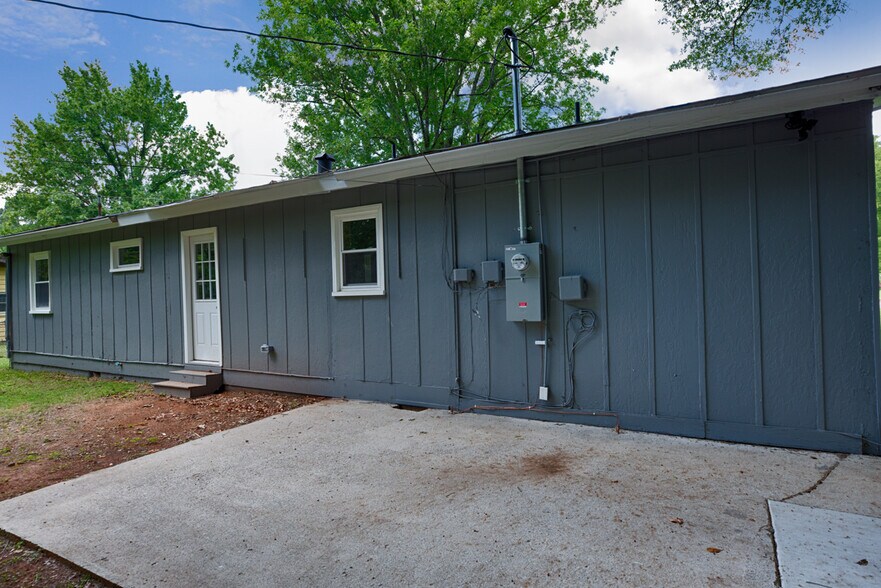 Building Photo - 2406 Shady Lane Dr NW