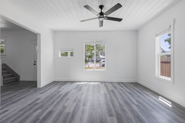 Building Photo - 5 Bed 2 Bath MODERN HERITAGE HOME
