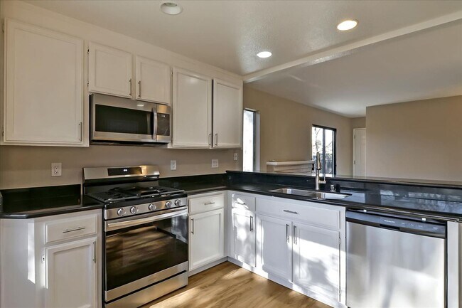 Building Photo - 970 Antelope Terrace