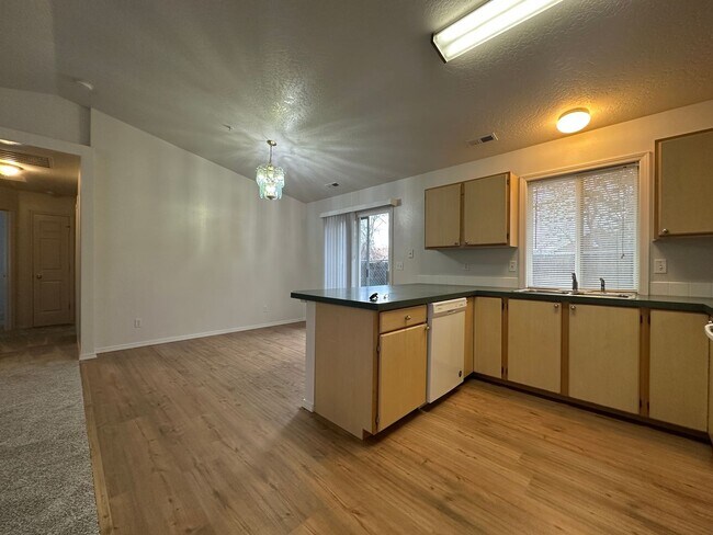 Building Photo - 2bed, 1bath Townhome W/ 1 car garage - Nampa